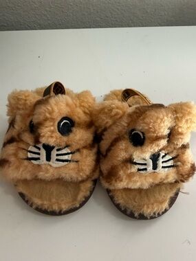 UGG Kids Tiger Plush Slide Sandals in Tan Brown